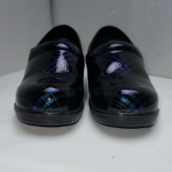 Savvy Women's Black and Blue Slip-resistant clogs sz 6 EUC - Picture 3 of 9